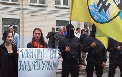 Под АП митинг: требуют отправить подкрепление в Иловайск